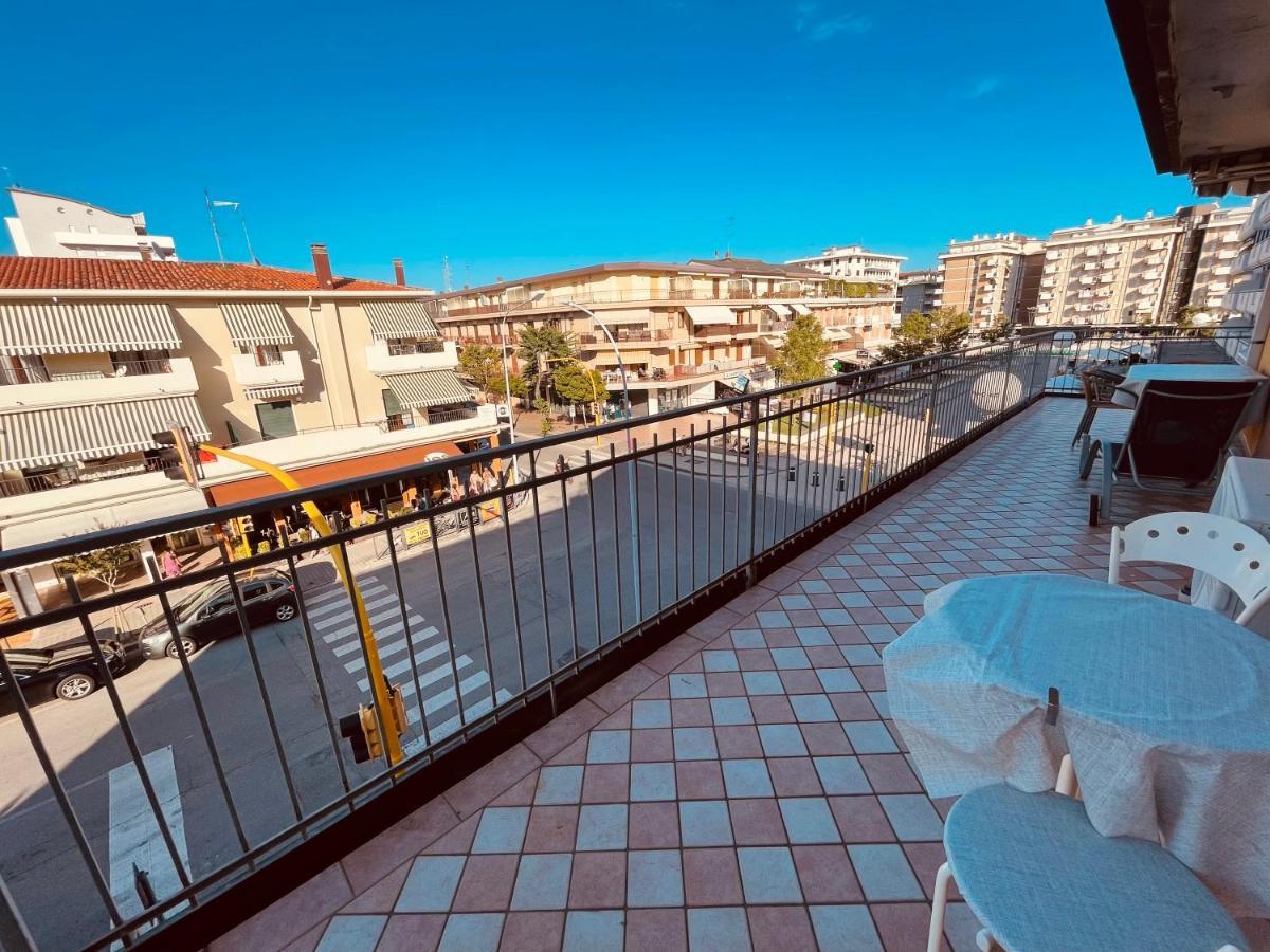 Family Apartment Piazza Milano - Jesolo Esterno foto